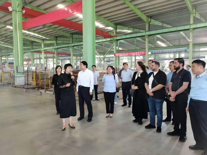 Customer visit and factory reception scene for machining project communication.